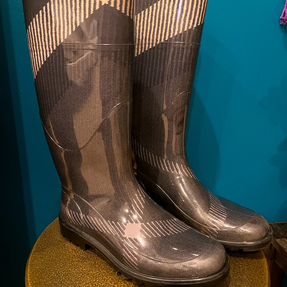 Burberry rain boat size 6, eu 36